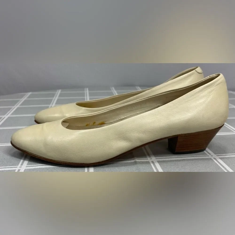 Bally Lela Vtg 80s Shoes Dress Pumps Color Bone Made in Italy Womens Size 8 AA